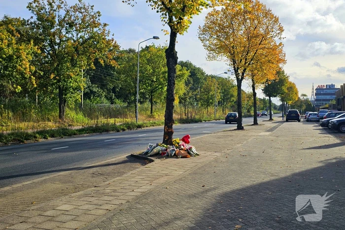 Herdenking en veel bloemen op plek overleden 18-jarige jongen