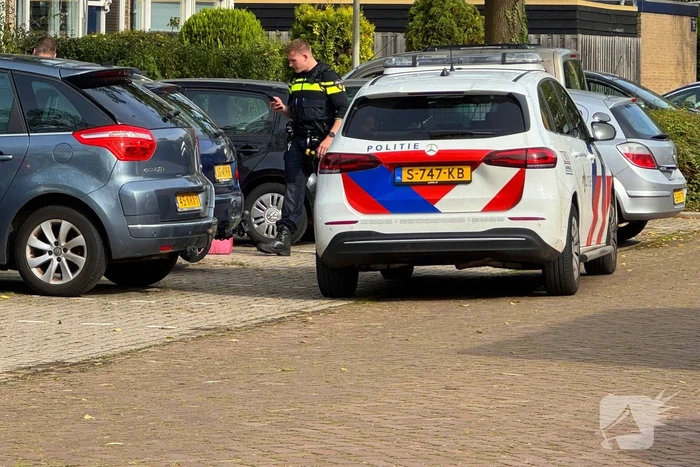 Flitsbezorger botst op uitparkerende auto