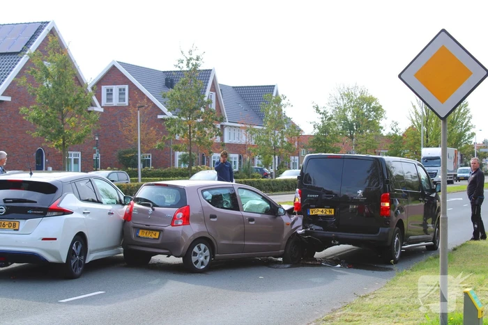 Grote opstopping door ongeval met drie voertuigen