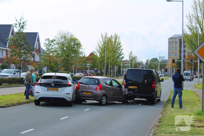 Grote opstopping door ongeval met drie voertuigen