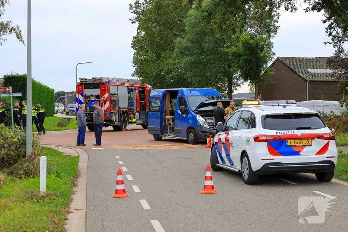 Bestelbus op zijn kant bij aanrijding
