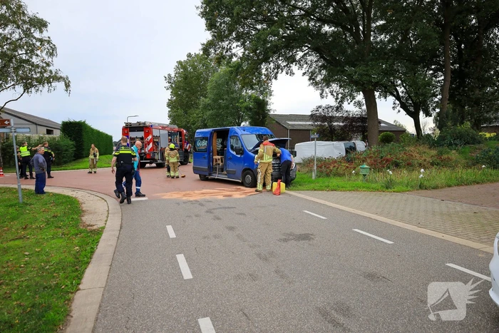 Bestelbus op zijn kant bij aanrijding