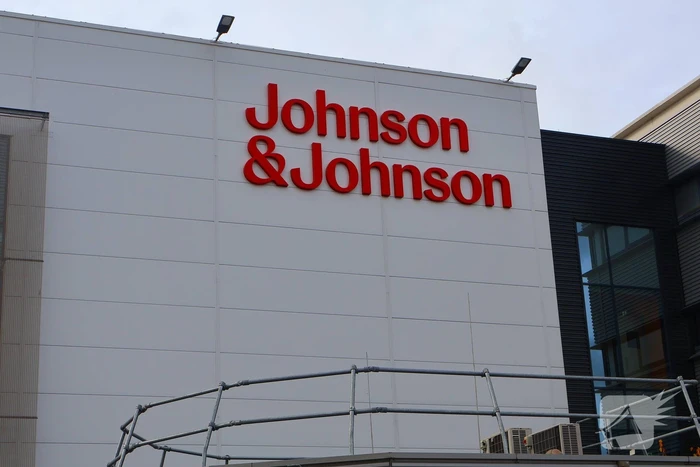 Brandweer doet onderzoek bij CO2 lekkage in pand Johnson Johnson