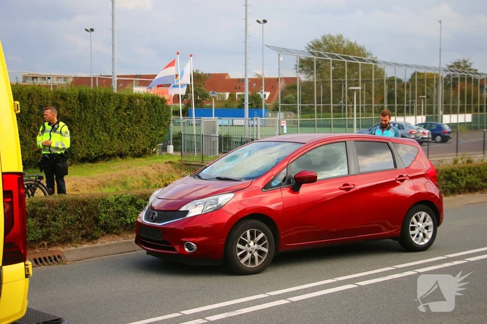 Kind op fiets geschept door automobilist