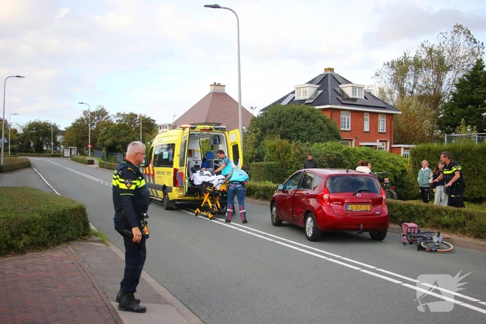 Kind op fiets geschept door automobilist