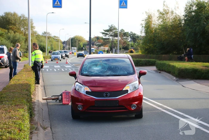 Kind op fiets geschept door automobilist