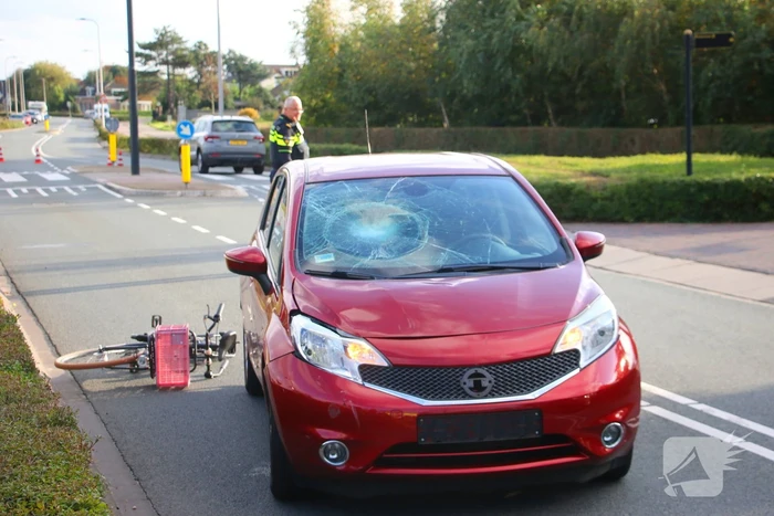 Kind op fiets geschept door automobilist