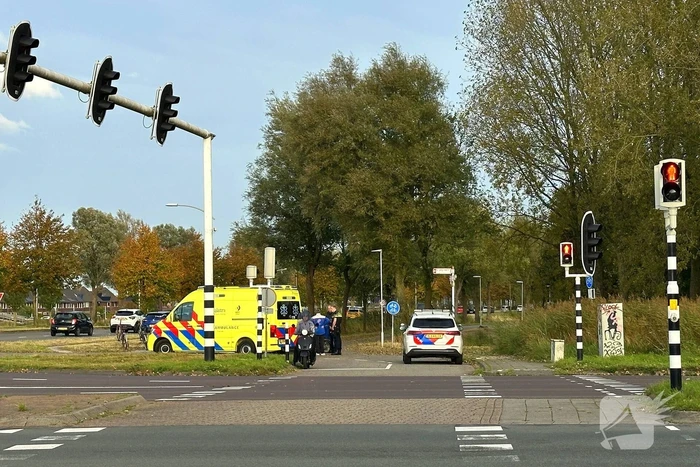 Bezorger op scooter en scooterrijder botsen op elkaar