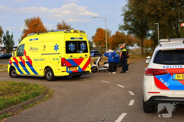 Bezorger op scooter en scooterrijder botsen op elkaar