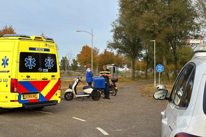 Bezorger op scooter en scooterrijder botsen op elkaar
