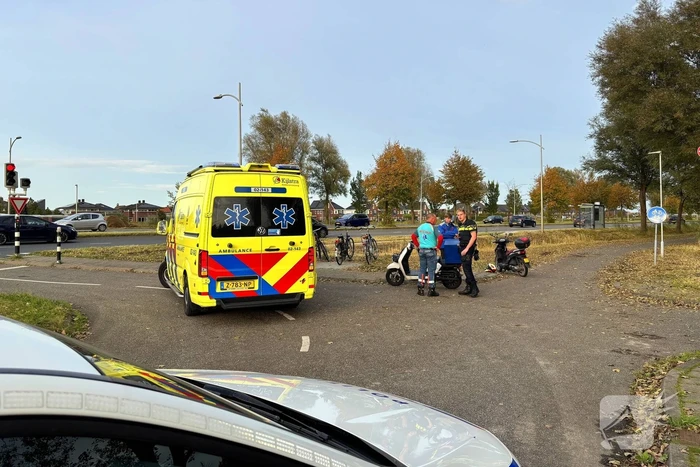 Bezorger op scooter en scooterrijder botsen op elkaar
