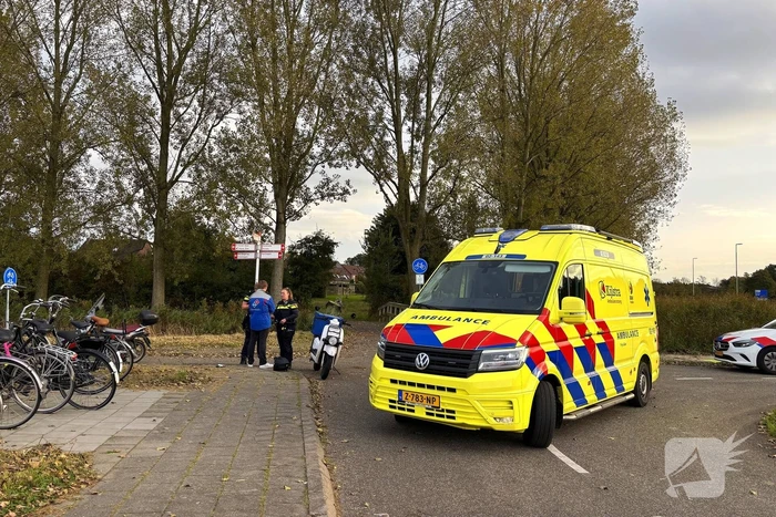 Bezorger op scooter en scooterrijder botsen op elkaar