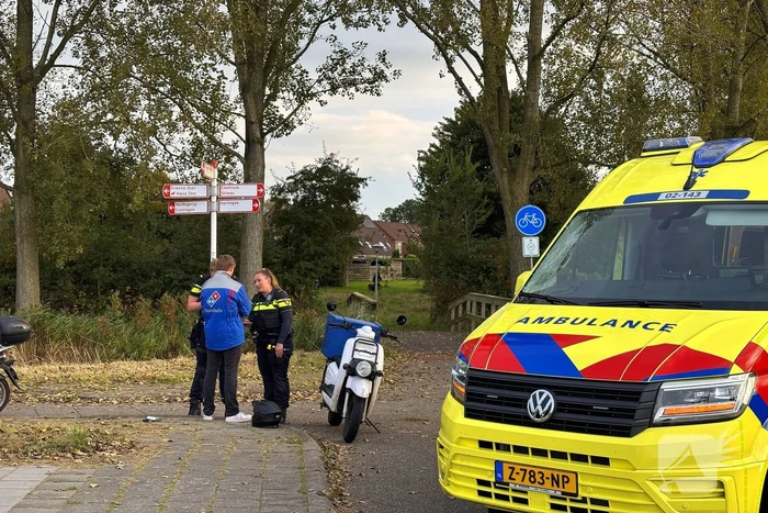 Bezorger op scooter en scooterrijder botsen op elkaar