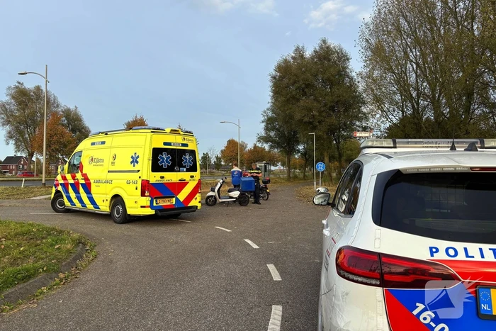 Bezorger op scooter en scooterrijder botsen op elkaar