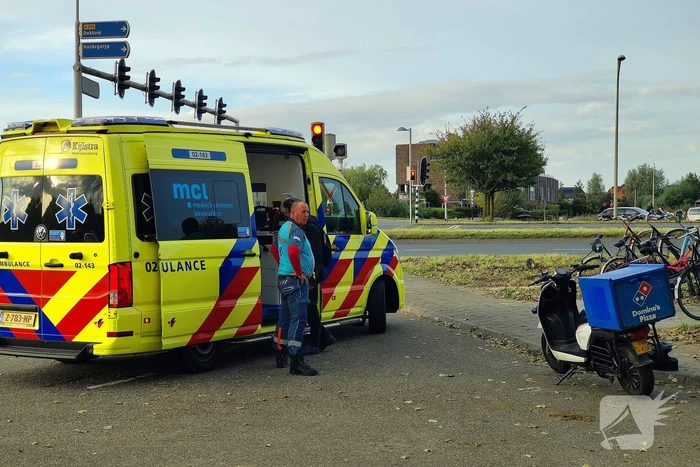Bezorger op scooter en scooterrijder botsen op elkaar