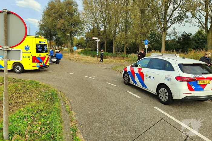 Bezorger op scooter en scooterrijder botsen op elkaar