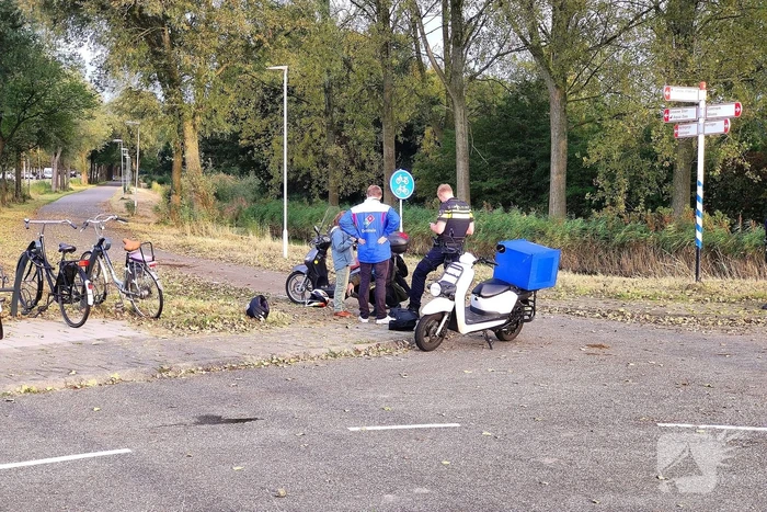 Bezorger op scooter en scooterrijder botsen op elkaar