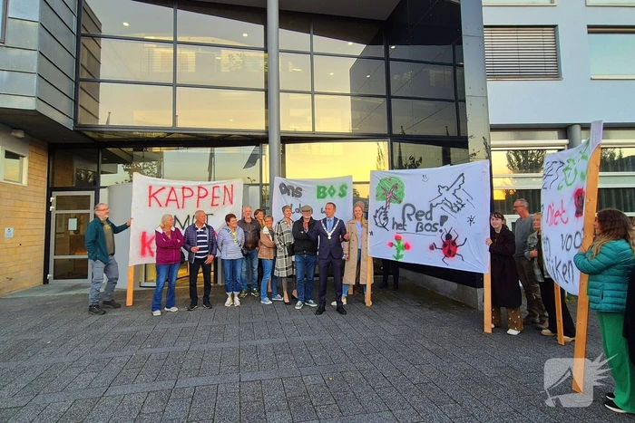Protestactie tegen bomenkap in bos van Los