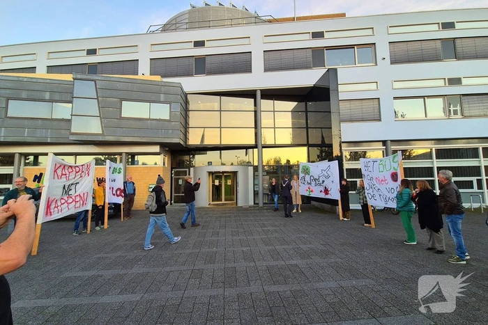 Protestactie tegen bomenkap in bos van Los