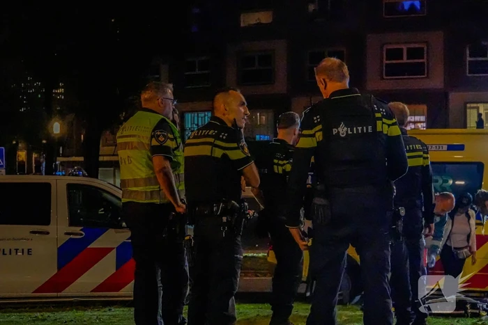 Persoon met nerfpistolen in elkaar geslagen, groep jongens slaan op de vlucht