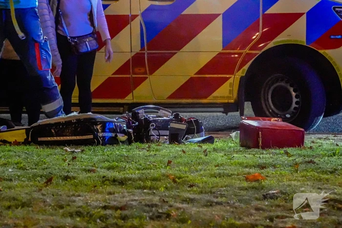 Persoon met nerfpistolen in elkaar geslagen, groep jongens slaan op de vlucht