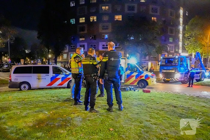 Persoon met nerfpistolen in elkaar geslagen, groep jongens slaan op de vlucht