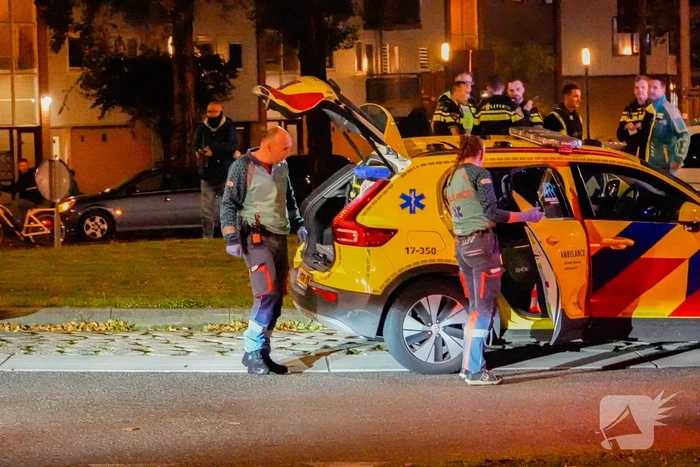 Persoon met nerfpistolen in elkaar geslagen, groep jongens slaan op de vlucht