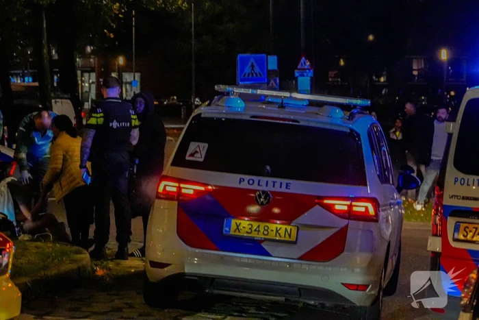 Persoon met nerfpistolen in elkaar geslagen, groep jongens slaan op de vlucht