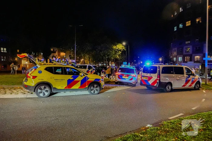Persoon met nerfpistolen in elkaar geslagen, groep jongens slaan op de vlucht