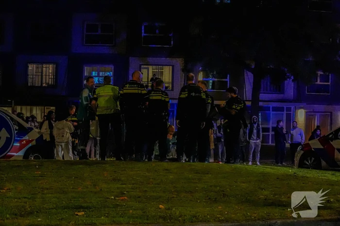 Persoon met nerfpistolen in elkaar geslagen, groep jongens slaan op de vlucht