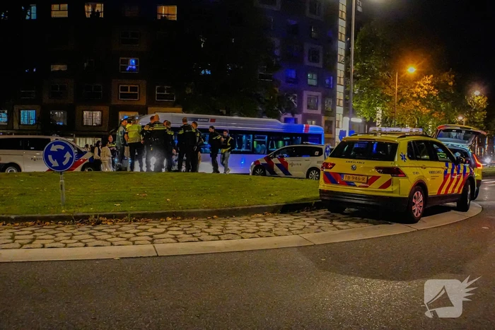 Persoon met nerfpistolen in elkaar geslagen, groep jongens slaan op de vlucht