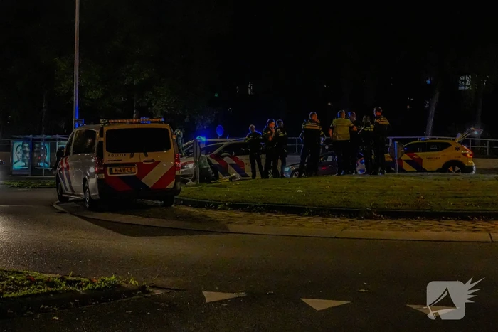 Persoon met nerfpistolen in elkaar geslagen, groep jongens slaan op de vlucht
