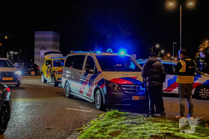 Persoon met nerfpistolen in elkaar geslagen, groep jongens slaan op de vlucht