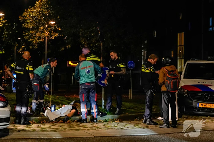 Persoon met nerfpistolen in elkaar geslagen, groep jongens slaan op de vlucht
