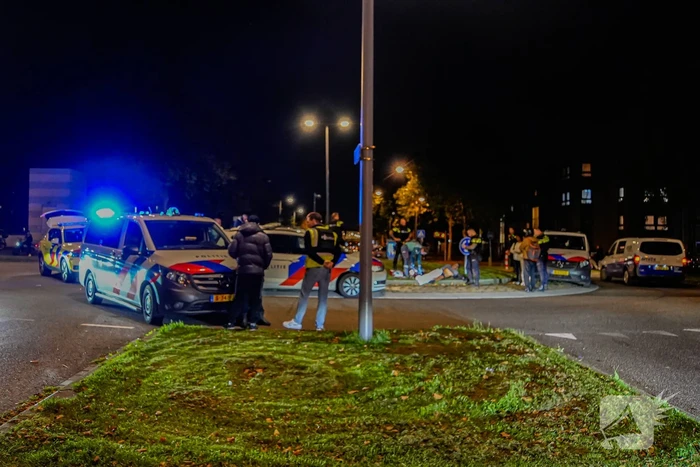 Persoon met nerfpistolen in elkaar geslagen, groep jongens slaan op de vlucht