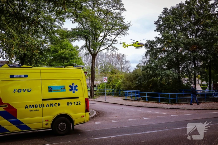 Persoon valt van steiger, traumateam ingezet