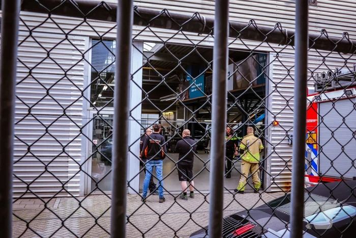 Autoschade bedrijf ontruimd door brandmelding