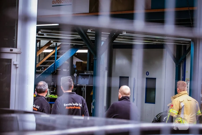 Autoschade bedrijf ontruimd door brandmelding
