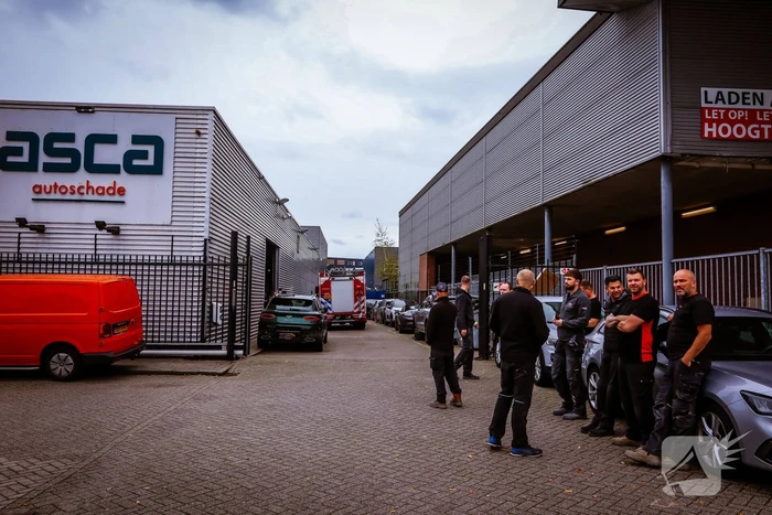 Autoschade bedrijf ontruimd door brandmelding