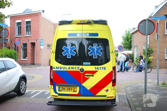 Scooterrijder botst op auto