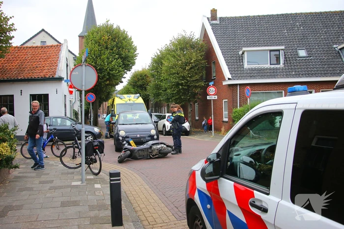 Scooterrijder botst op auto