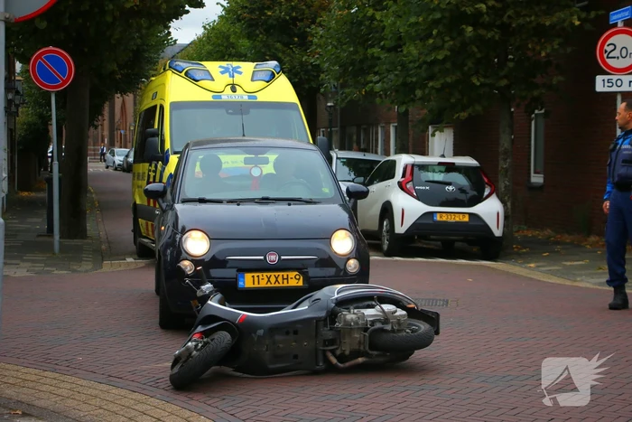 Scooterrijder botst op auto