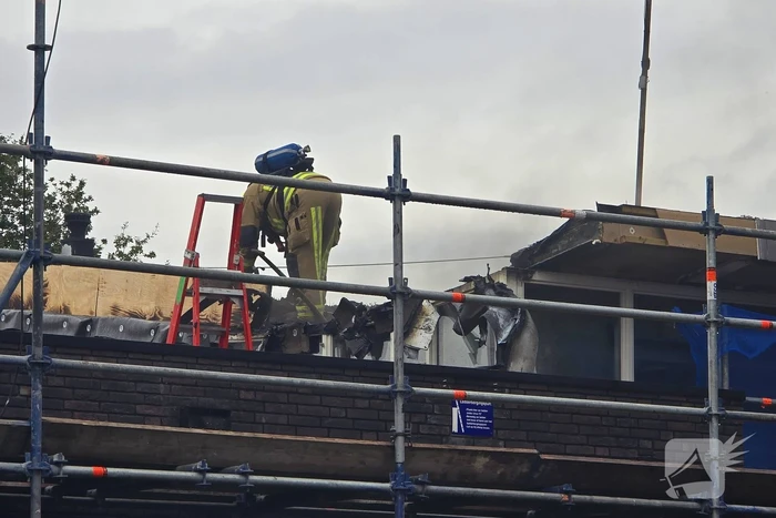 Brandweer blust brand op dak van basisschool