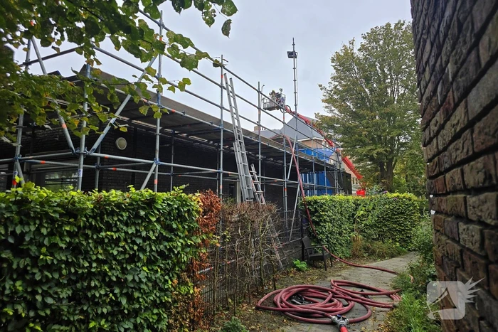 Brandweer blust brand op dak van basisschool