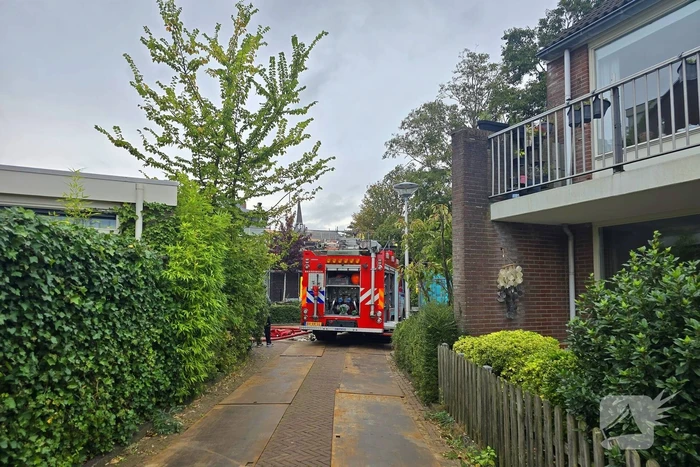 Brandweer blust brand op dak van basisschool