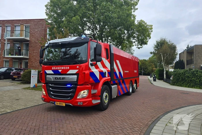 Brandweer blust brand op dak van basisschool
