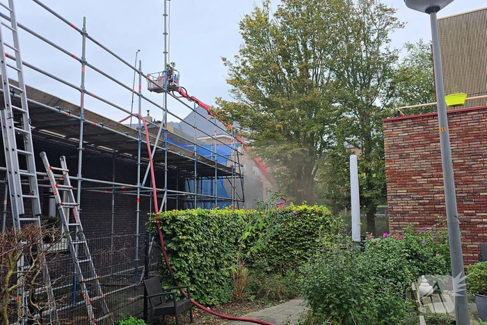 Brandweer blust brand op dak van basisschool