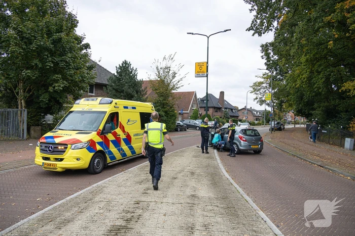 Automobilist ramt verkeersbord en lantaarnpaal