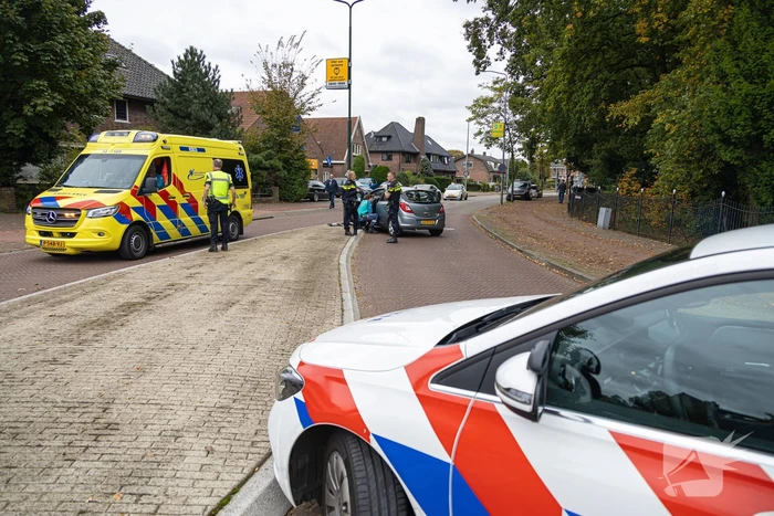 Automobilist ramt verkeersbord en lantaarnpaal
