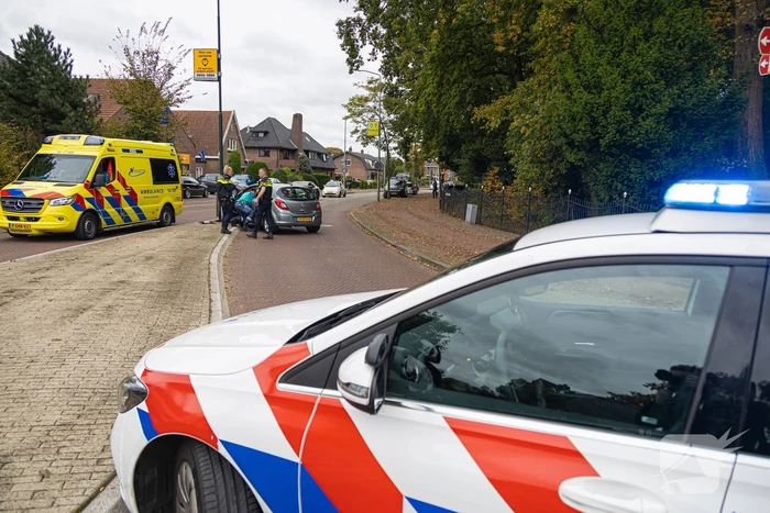 Automobilist ramt verkeersbord en lantaarnpaal